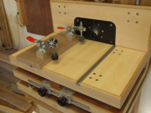 Right angled fence horizontal router table